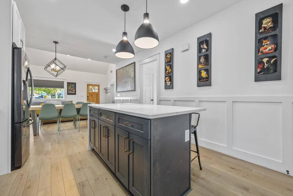 Designer Home: King Beds, Luxe Bath+Free Parking! Atlanta Extérieur photo