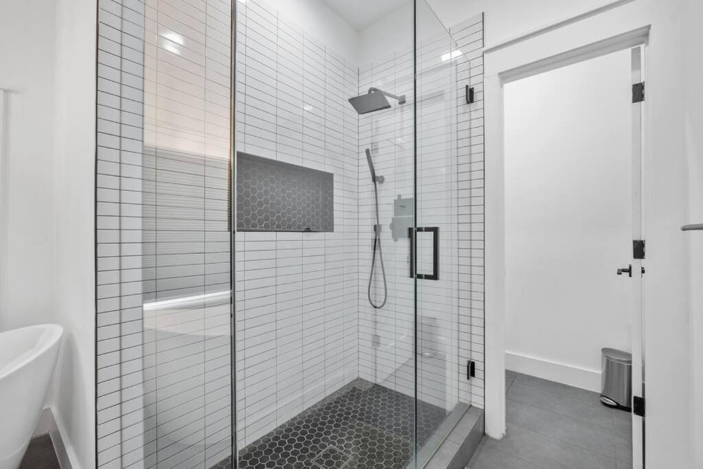Designer Home: King Beds, Luxe Bath+Free Parking! Atlanta Extérieur photo